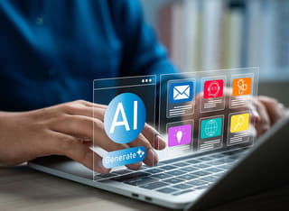 Principiante en el mercado cripto que estudia las bases de la negociación automática mediante IA
