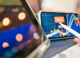Operador de múltiples mercados que examina alternativas de Bitcoin, Ethereum y forex